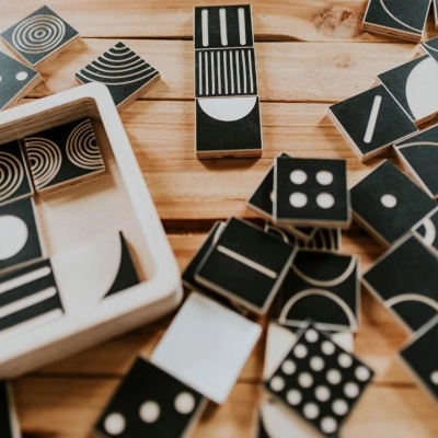 Blocos de contraste + cartas com composições