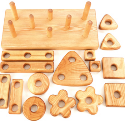 Jogo de blocos de madeira natural com várias formas geométricas