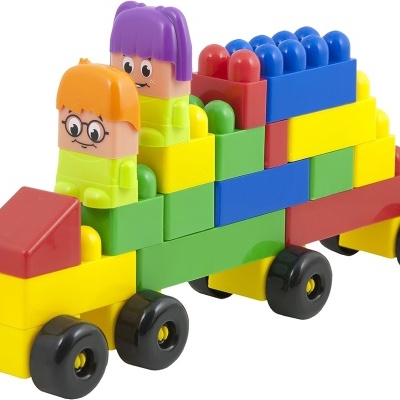 Carrinho de brinquedo colorido com blocos e bonecos