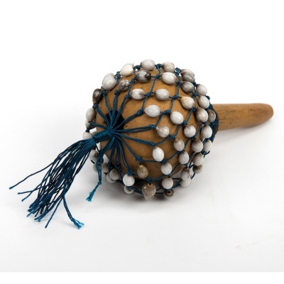 Maraca de madeira com rede azul e conchas brancas