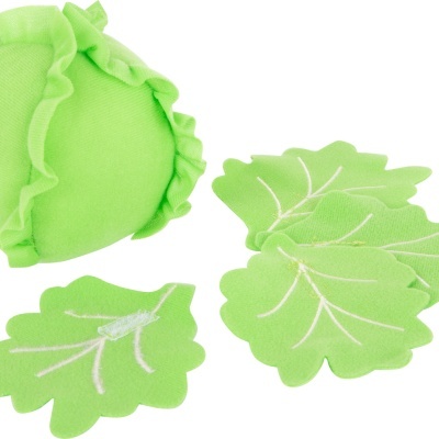 Produto de tecido verde em forma de tomate com folhas destacadas e três folhas de tecido verdes