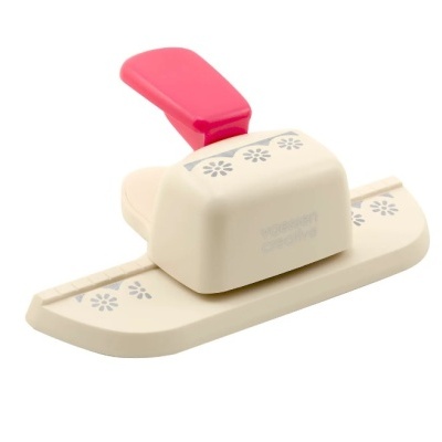 Furador artesanal de papel bege com alavanca vermelha e padrão de flores