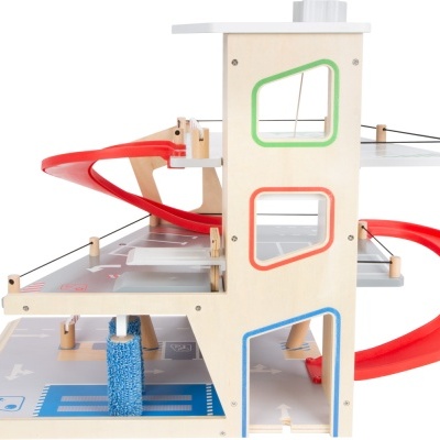 Estacionamento de madeira com rampas vermelhas