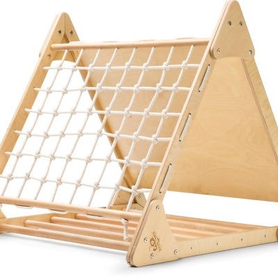 Estrutura triangular de madeira clara com rede de corda branca entrelaçada