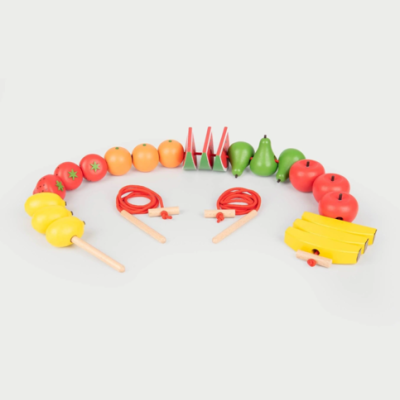 Peças de brincar em madeira colorida em forma de frutas e legumes com dois saltadores de corda