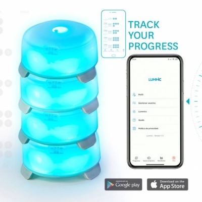 Caixas azuis empilhadas e smartphone com aplicação LUMMIC visível