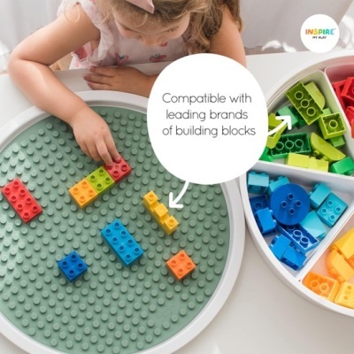 Tabuleiro e peças de construção coloridas com texto de compatibilidade