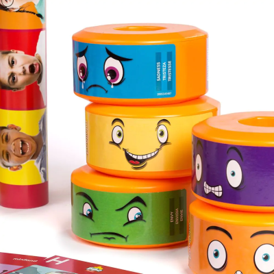 Rolos coloridos de fita adesiva com rostos emotivos e etiquetas em várias línguas