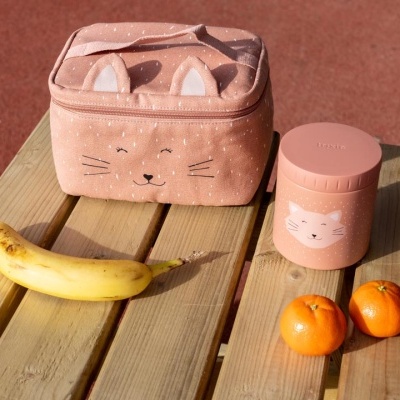 Lancheira e garrafa cor-de-rosa com rosto de gato numa mesa de madeira com banana e tangerinas.