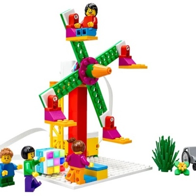 Construção LEGO de parque com roda gigante e personagens