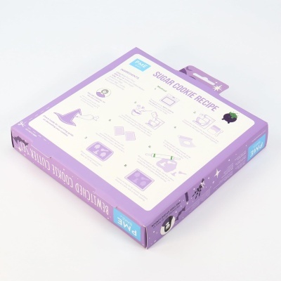 Caixa roxa e branca com receita de biscoitos de açúcar impressa e ilustrações