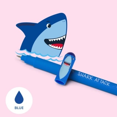 Caneta azul com decoração de tubarão e texto SHARK ATTACK