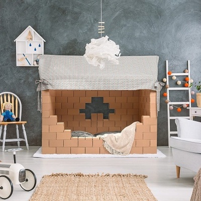 Quarto infantil com cama tipo casa feita de blocos castanho claro e decoração clara e moderna