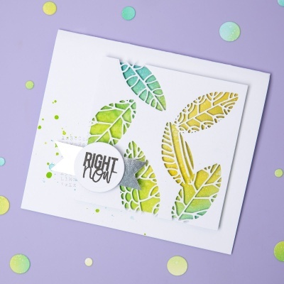 Cartão branco com folhas recortadas coloridas e texto RIGHT NOW
