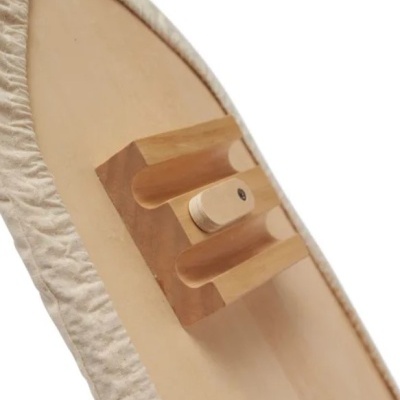 Prancha de madeira com suporte cilíndrico e borda almofadada bege