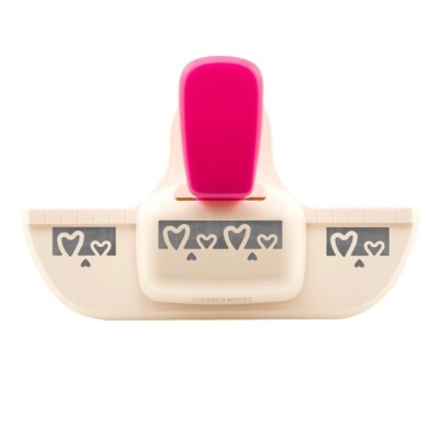 Furador decorativo branco com alavanca rosa e padrão de corações.