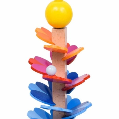 Brinquedo de madeira colorido com bola amarela no topo