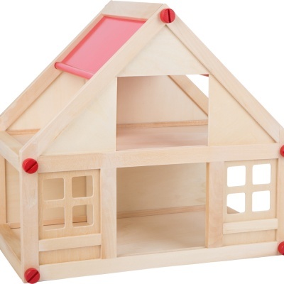 Casa de brincar em madeira clara com janelas quadradas e detalhes vermelhos