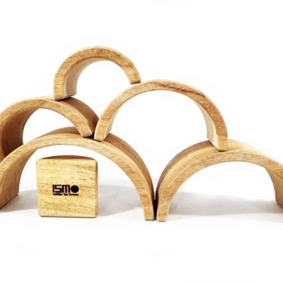Brinquedos de madeira natural em forma de arcos e cubo com texto 'ISMO'