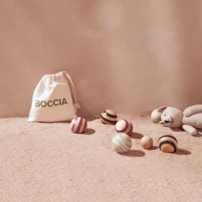 Conjunto de bolas Boccia listradas com saco branco e boneco de peluche castanho