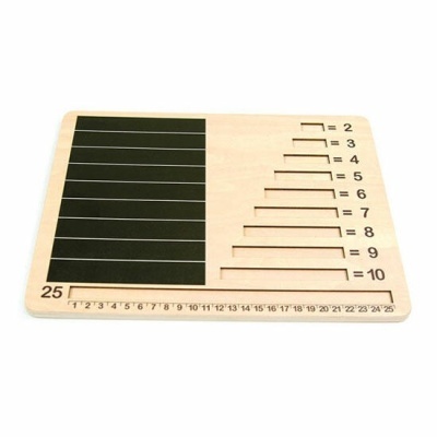 Tabuleiro educativo em madeira com recortes numerados e tabela preta
