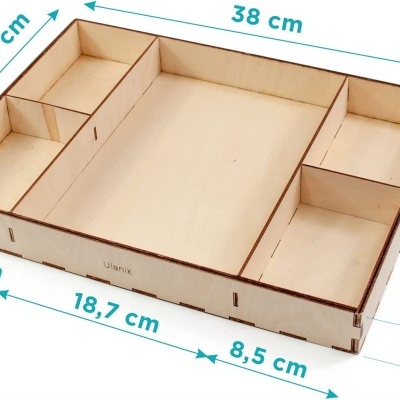 Organizador de madeira clara com compartimentos e medidas em centímetros