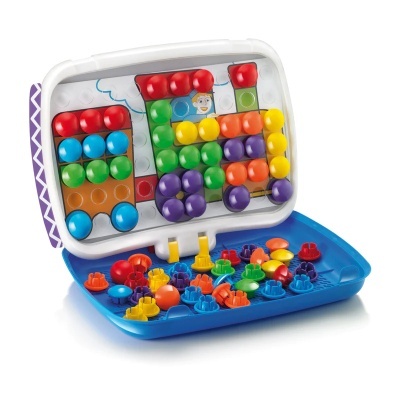 Jogo de encaixes coloridos tipo mosaico com várias peças e base azul e branca