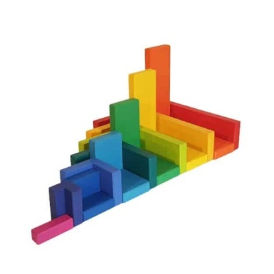 Blocos de madeira coloridos organizados em ordem crescente