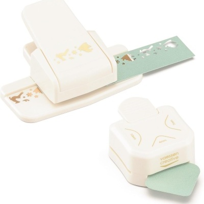 Dois carimbos de papel brancos com detalhes dourados e papel verde inserido