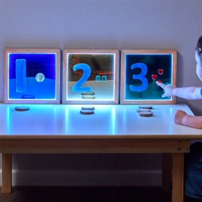 Conjunto de 3 espelhos quadrados iluminados