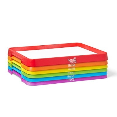 Seis tabuleiros coloridos empilhados com bordas largas e superfície branca, com texto 'mind' e 'hand mind'