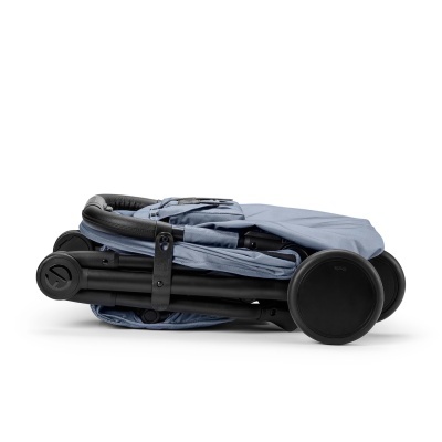 Carrinho de bebé dobrado azul claro e preto em fundo branco