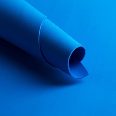 Tubo de papel azul enrolado sobre fundo azul