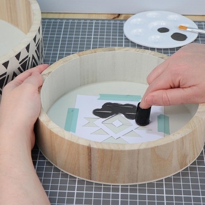 Tabuleiro de madeira com padrão preto, carimbo e stencil para impressão