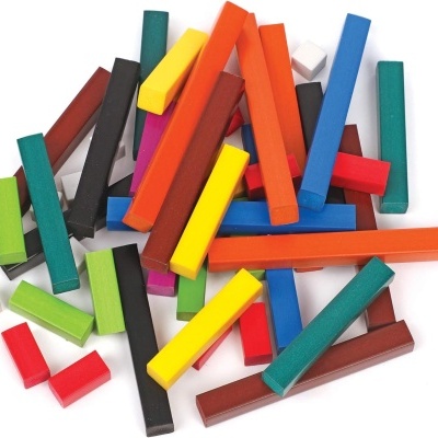 Barras coloridas de madeira ou plástico em várias cores e comprimentos sobre fundo branco