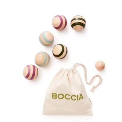 Jogo de boccia com bolas de madeira e saco com texto BOCCIA