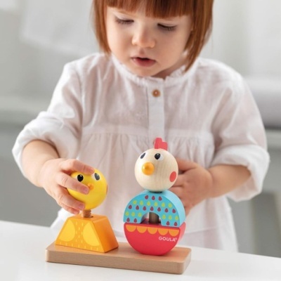 Brinquedo educativo de madeira com pintinho e galinha coloridos na base