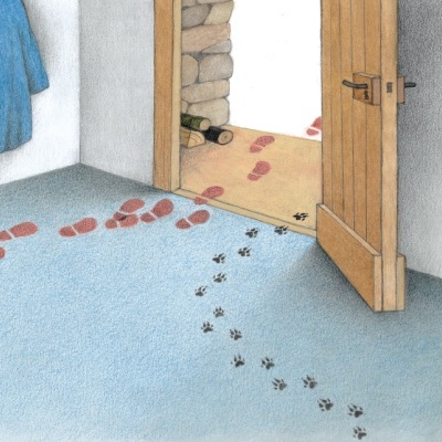 Porta aberta com pegadas vermelhas e pegadas de patas pequenas no chão