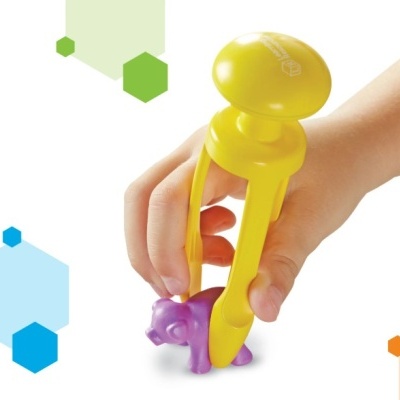 Utensílio de cozinha amarelo com pinças e figura de animal roxo