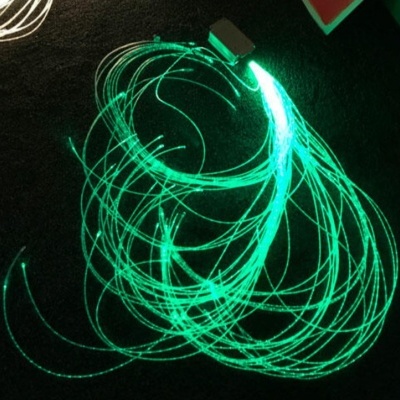 Fibras óticas verdes iluminadas com caixa cinzenta sobre fundo escuro