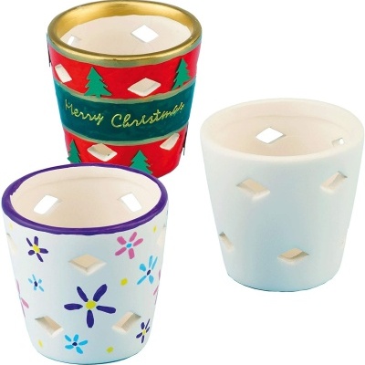 Três castiçais de cerâmica coloridos com recortes laterais e decoração festiva