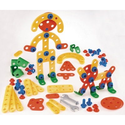 Peças plásticas coloridas para montar figuras em fundo branco