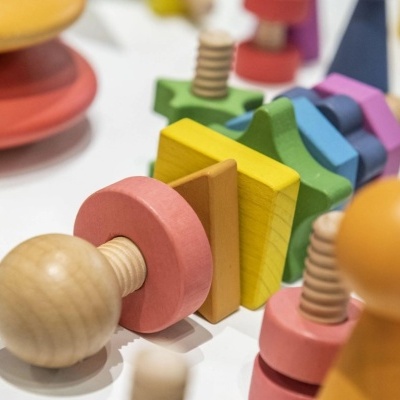 Twister de Formas em Madeira Arco-Íris