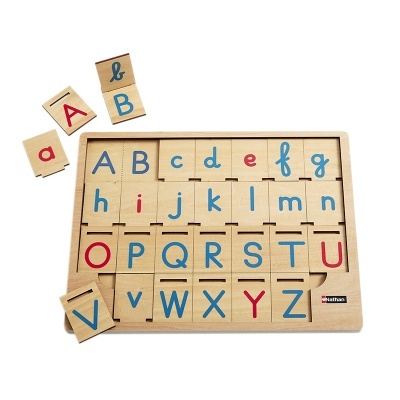 Tabuleiro de madeira com letras do alfabeto em azul e vermelho em maiúsculas e minúsculas para encaixar