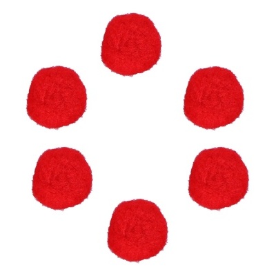 Seis pompons vermelhos felpudos dispostos em círculo