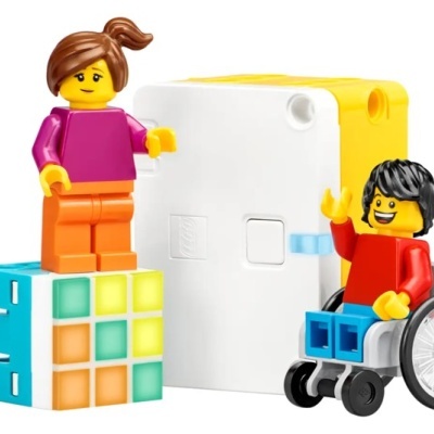 Figuras LEGO infantis com cubo colorido e bloco branco e amarelo