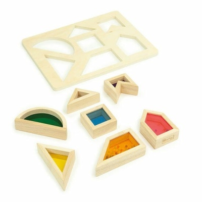 Peças de madeira coloridas para encaixe em várias formas geométricas