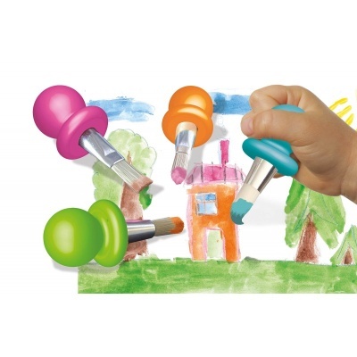 Pincéis de criança com cabos coloridos a pintar um desenho de casa e árvores