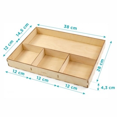 Caixa organizadora de madeira clara com divisórias e medidas em azul mostradas ao redor