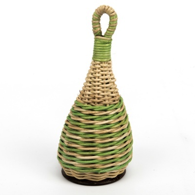 Objeto em vime trançado verde e natural com topo em laço